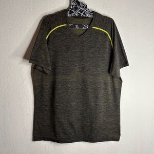 Lululemon Metal Vent Tech Performance Short sleeve V-Neck Shirt size Extra Large